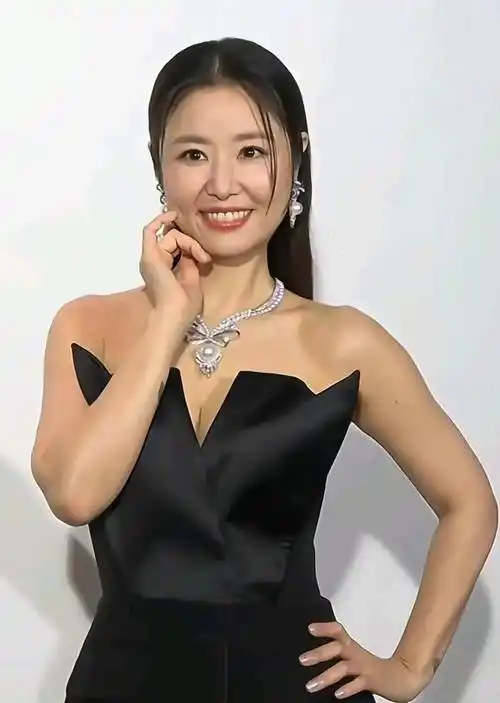 49岁林心如状态引发热议,发腮发胖,鼻子还被质疑