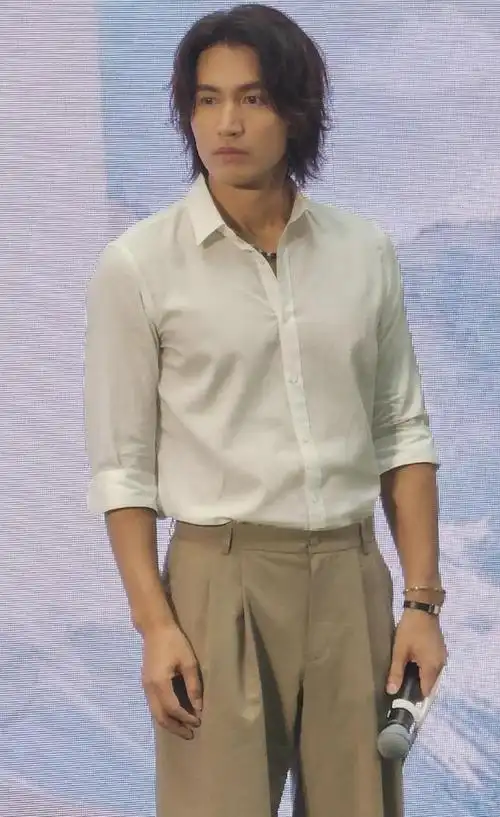 46岁言承旭现身线下活动,身穿白色衬衫,一点都不油不老