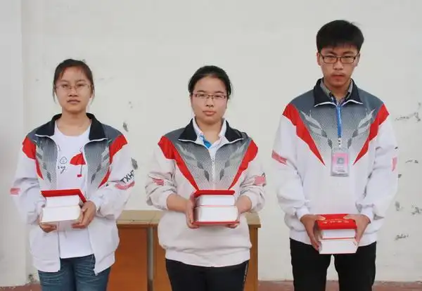 我校举行市,区三好标兵颁奖仪式 - 校园动态--南通市天星湖中学