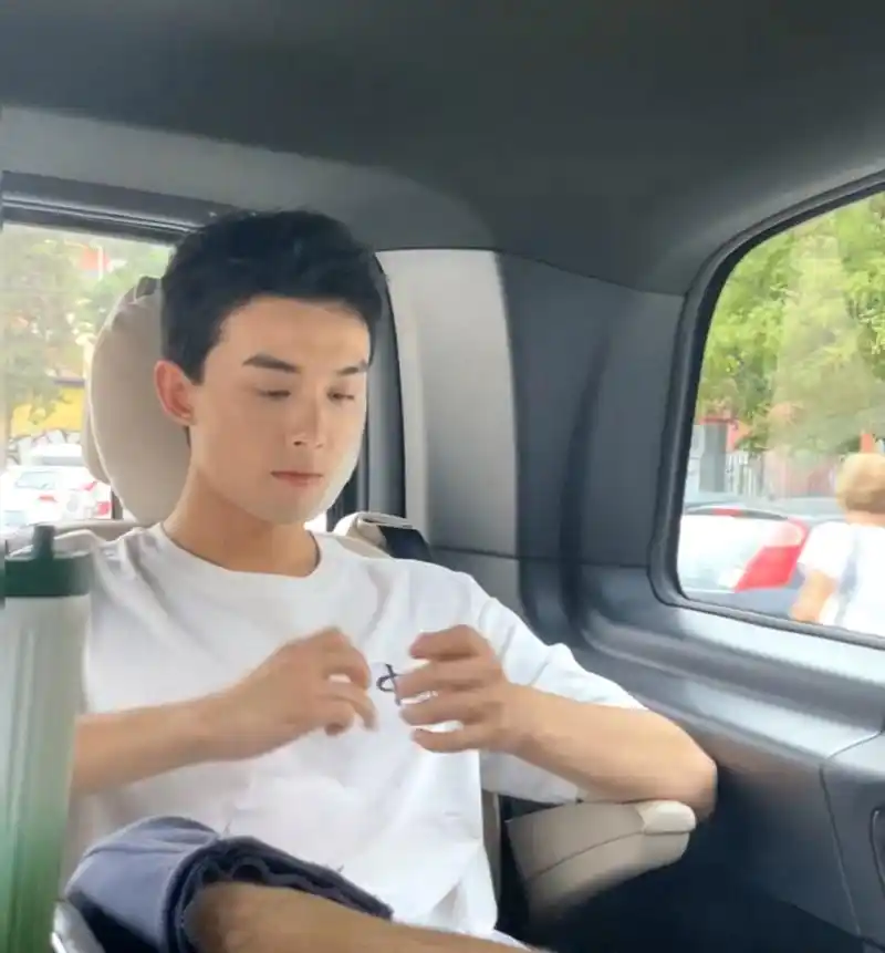 吴磊助理在车上近距离拍照,磊子坐在后排看手机宛如电视剧里年轻有为