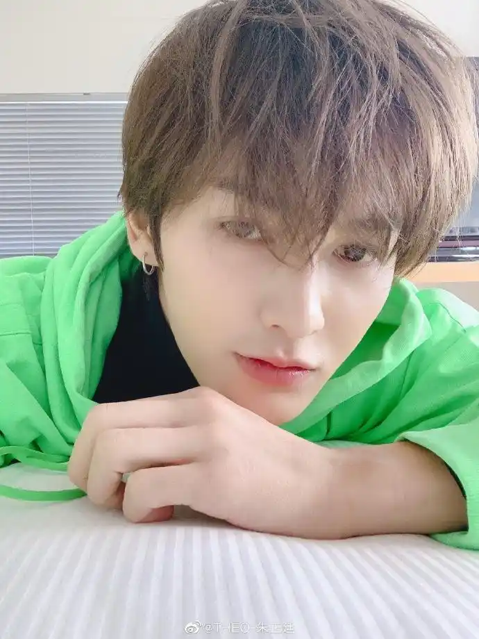 朱正廷倒时差延迟营业 素颜自拍的清新可人儿