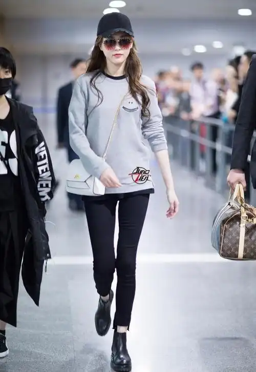 从女明星的街拍看最新的穿搭,看baby唐嫣如何温暖又时髦这不今天小编