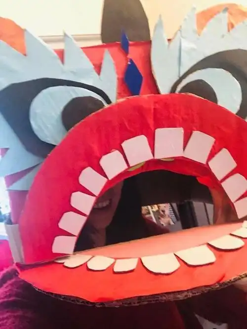 全家人一起用纸箱来做几个舞狮舞龙玩,过一种有仪式感的节日.