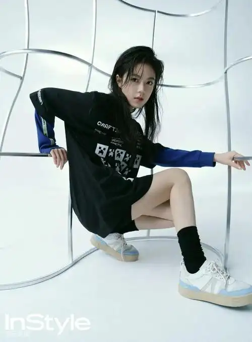 00后小花赵今麦gq黑白风格写真大片变身摇滚酷女孩