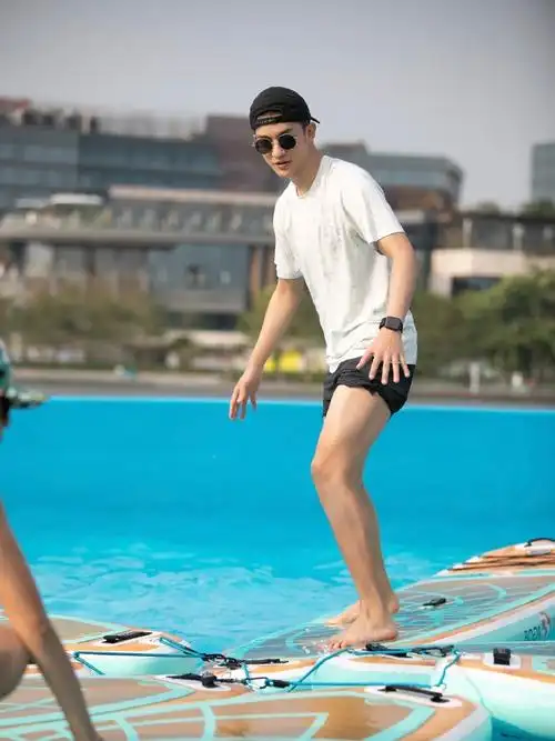 屈楚萧超话热舞派对,浆板瑜伽,动感单车,静心冥想,是敢于挑战又活力