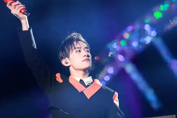 易烊千玺精美壁纸来袭喜欢的赶紧抱走