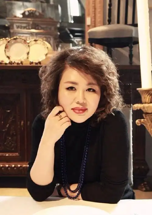 曾经的央视主持人被卷入"间谍门"事件,年仅44岁生病离世