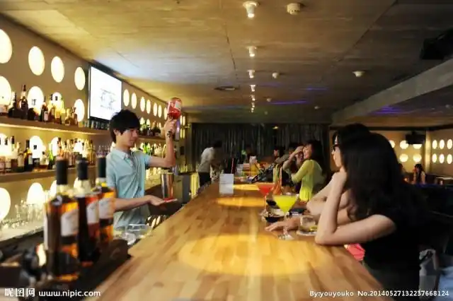 这对她来说很不正常,但,她心情不好 她在吧台边坐着,喝着度数较高的
