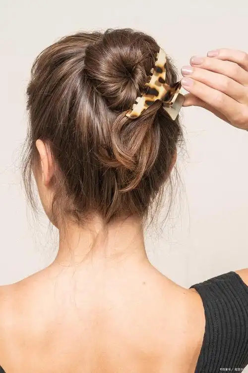 盘头发是一种比较常见的发型,适合各种场合,可以让人看起来更加干练