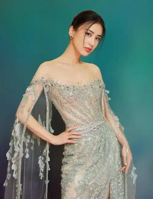 40岁黄圣依,性感撩人实在敢穿!_演技_魅力_生活