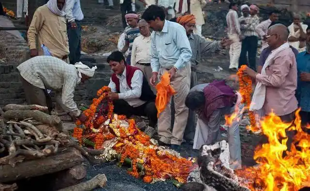 印度贱民靠火葬死人暴富成百万富翁而穷人却死不起