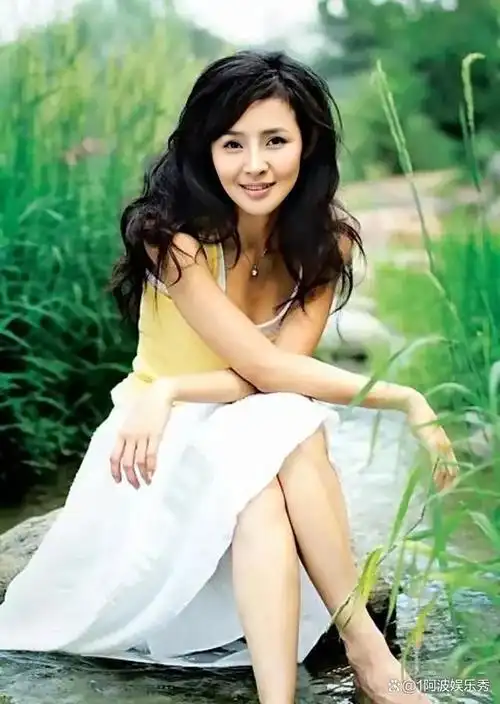 于明加是一位演技出众的女演员,曾经出演过《金婚》《手机》《楚汉