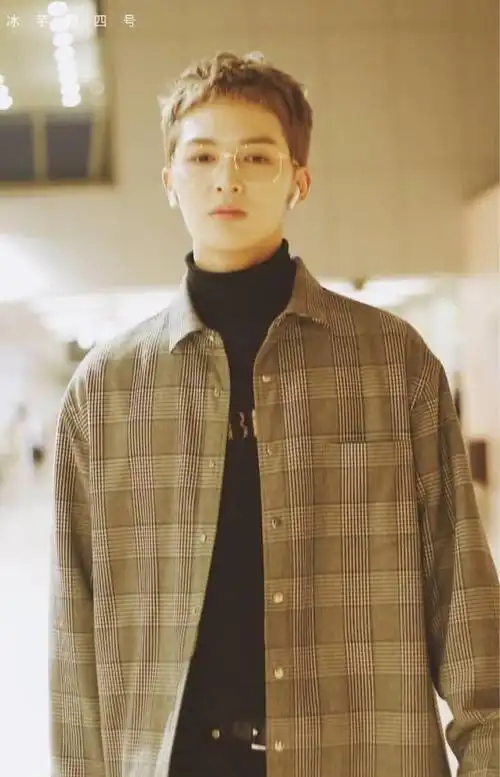 朱正廷身穿高领毛衣格子衬衫亮相机场板寸头的他超极man