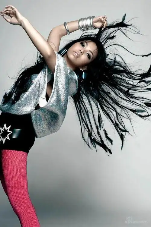 组图:张惠妹新专辑造型曝光 长发飞舞动感十足