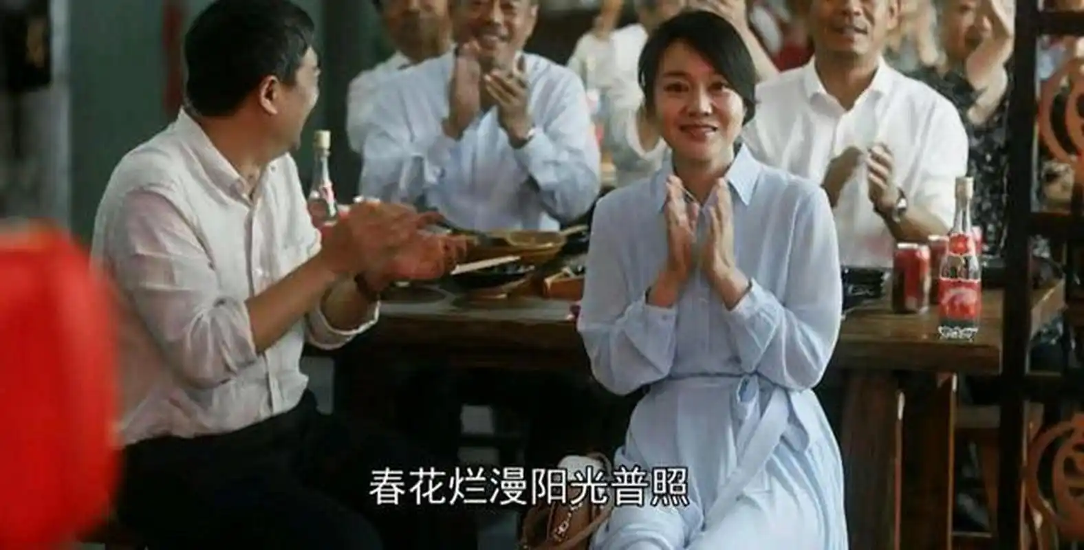 回头再看闫妮在电视剧《装台》中饰演的蔡素芬,不仅美丽贤惠,而且优雅