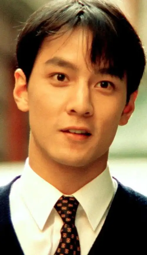 《美少年之恋》中的吴彦祖,当时24岁的他头发多浓密飘逸,真正的颜值