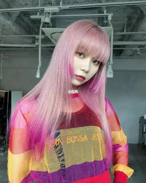 随意搭配妆容都很好看喜欢浅色的一定要尝试 #粉色头发#成都染发