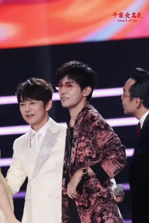 易烊千玺玫瑰雨舞台##天猫双11