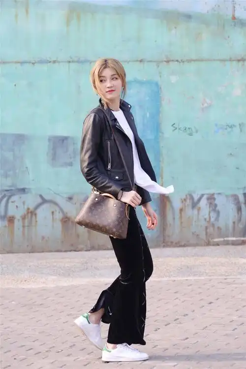 黑色皮夹克搭配丝绒长裤,一双白色板鞋,搭配出现小清新的感觉