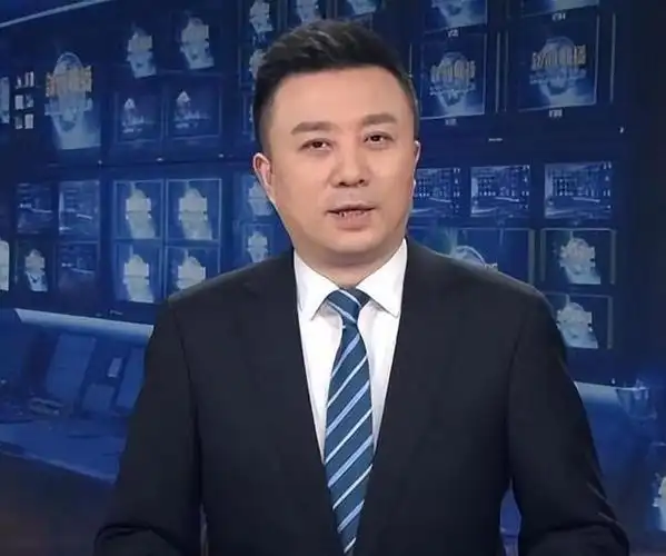 新闻联播主持人王音棋突然一笑评论区沦陷再也不看你