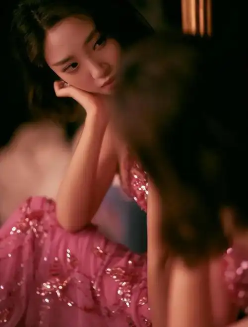 亮片粉裙出镜唐艺昕身材好手拿玫瑰美艳动人