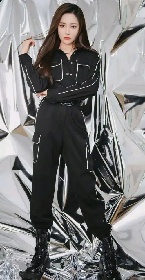 王艺瑾诠释了不一样的时尚身穿黑色连体裤又美又飒