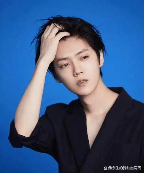 原来鹿晗才是真的腿精,女生穿上显胖的破洞裤,他却只占了二分之一