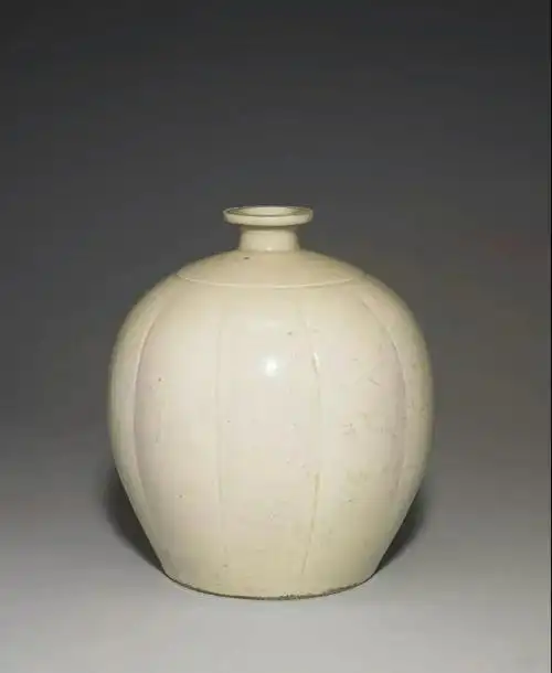 可谓坚持己见;贵戚喜欢奇巧雅玩,华而不实,定窑偏不忘瓷器的实用为本