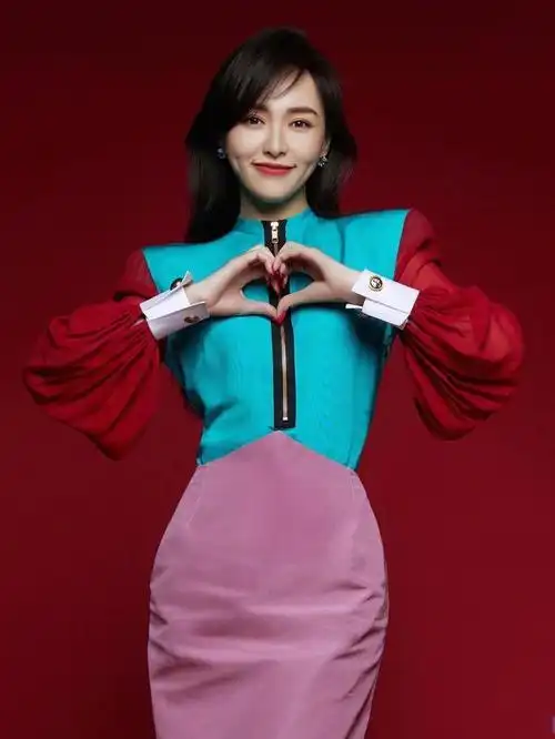 唐嫣晚会红裙(唐嫣亮相东方卫视春晚)(7)