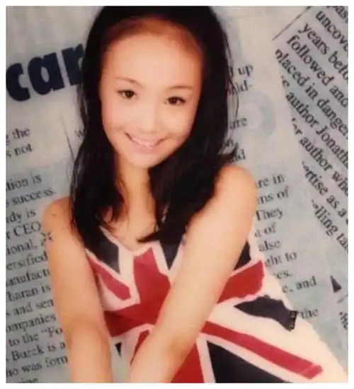 近日,郑爽的童年照曝光,很多网友都表示有些不可思议,郑爽小时候居然