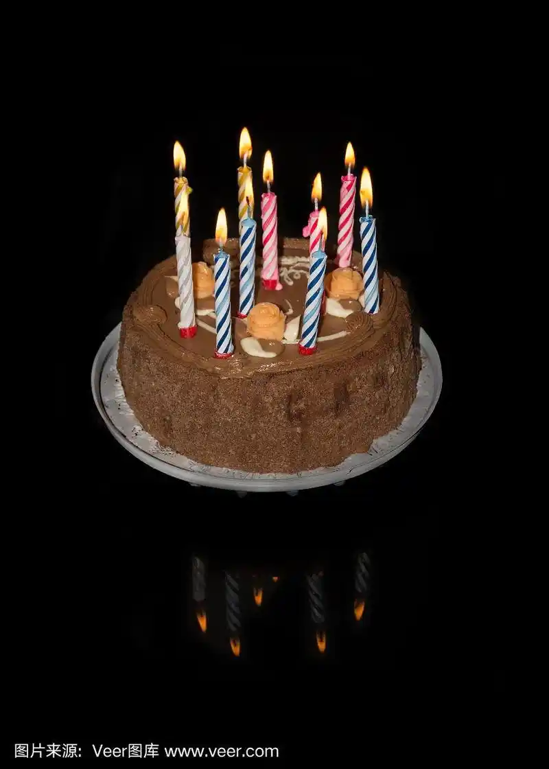 黑色背景上的生日蛋糕,点燃十支彩色蜡烛