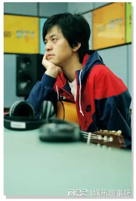 另类歌手李健不用手机不买房娶10岁就爱上的老婆还不生子