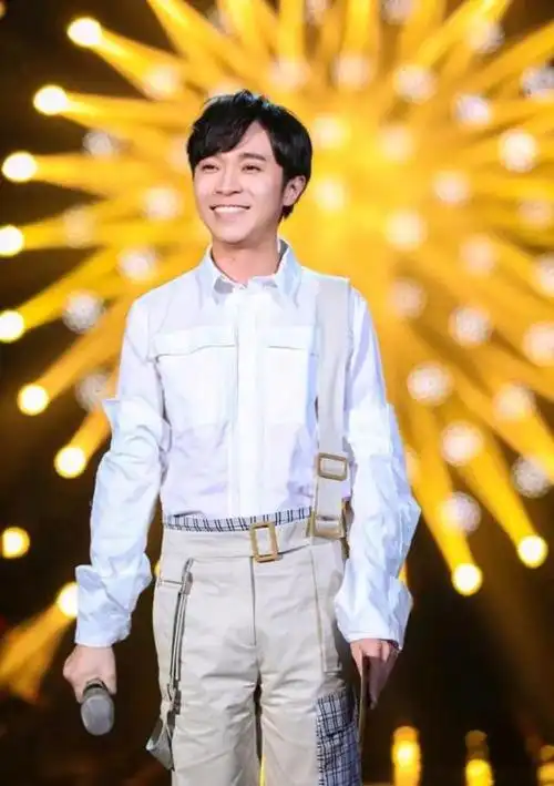 吴青峰演唱会上怼台下私生粉看到你的脸就唱不下去