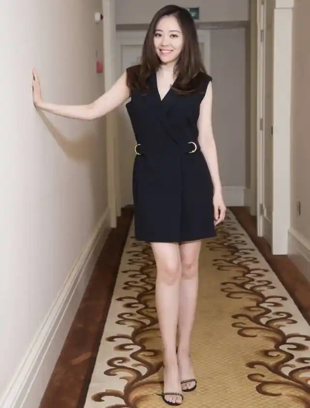 张靓颖穿黑色连衣裙高跟凉鞋 显得大方干练