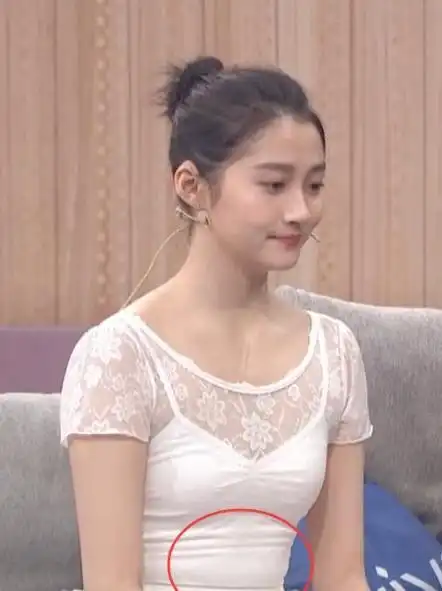 关晓彤穿芭蕾裙跳舞被质疑胖?看到她明显的小肚腩,终于相信了!