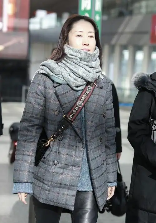 刘敏涛素颜走机场眉毛都不画格纹大衣配皮裤成五五分真接地气