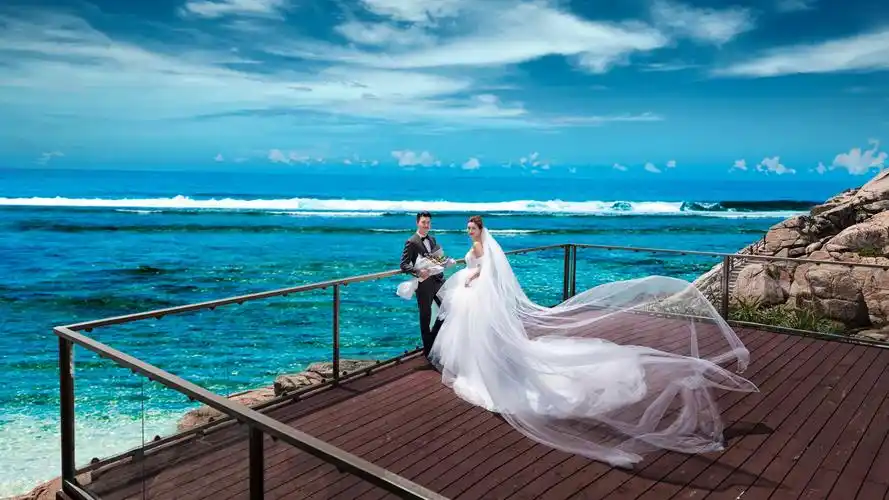 可以多次拍摄;婚纱照是计划结婚的两人在婚礼前几个月拍摄的照片,更有