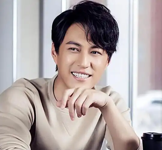 47岁靳东英国被偶遇,白头发啤酒肚又老又胖,网友:真成老干部了|江珊