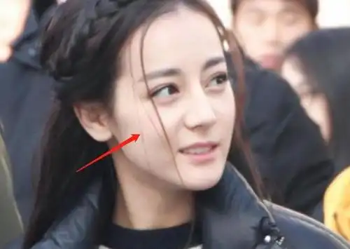 热巴片场纯素颜被拍,无美颜加持的她,果真27岁的皮肤太真实!