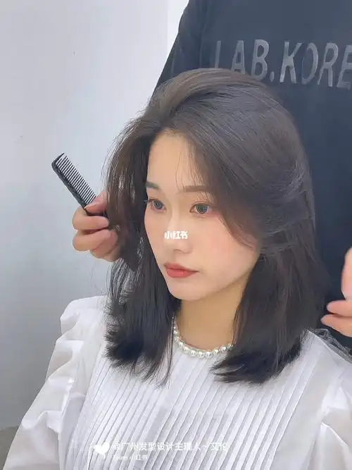 大热锁骨发这款发型重点在于后面头发的层次感,要起码做三层才有势档