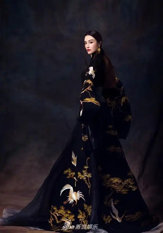 组图:葛天复古写真曝光 长袍加身显霸气女王范儿