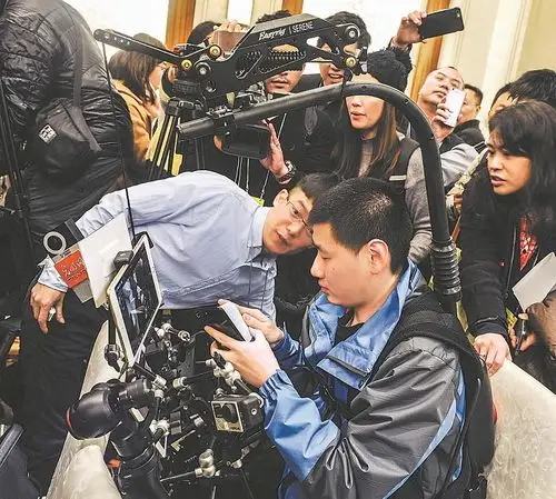 新闻媒体添不少新装备 被同行围观