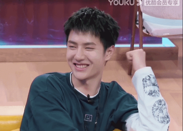 王一博仰头大笑合集一笑就仰头是什么宝宝行为