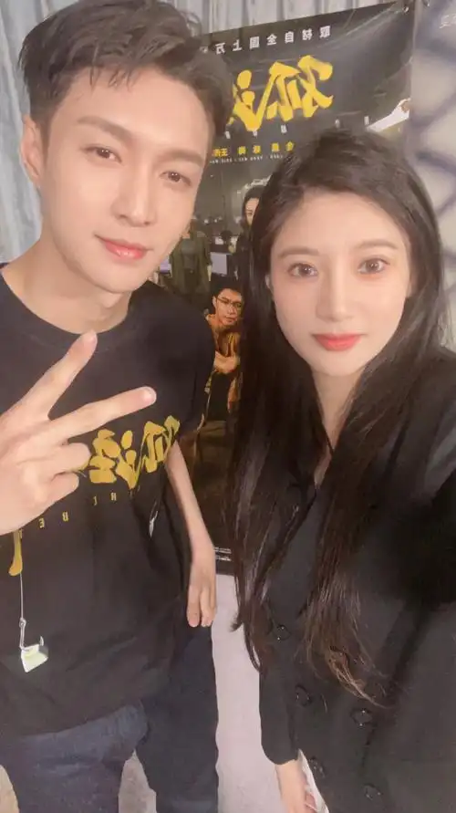 240327|更新张艺兴合照1p    随机掉落一张小孤时期的合照～迫不及待