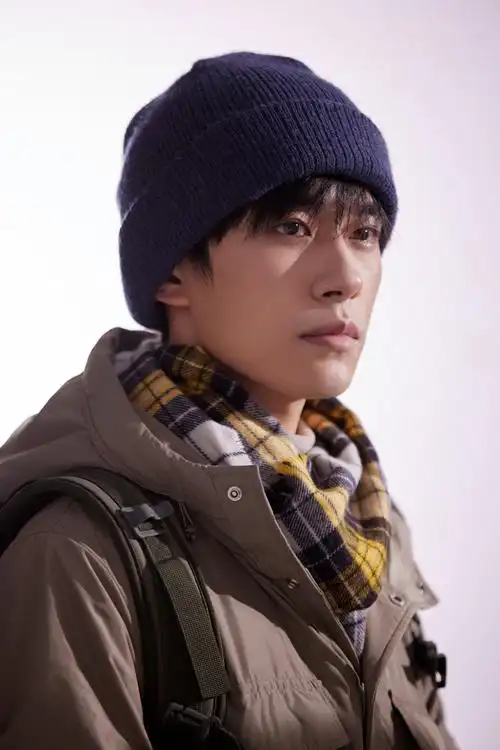 易烊千玺拍摄北京冬奥会火炬传递故事短片每张花絮图都非常帅气