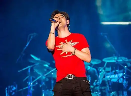 图汪峰鸟巢演唱会座无虚席爆棚人数挤瘫四环路