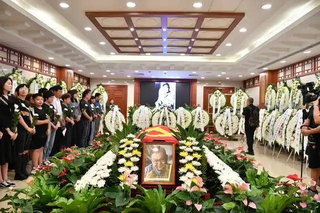 班赞遗体告别仪式八宝山举行,濮存昕冯远征等为其送行