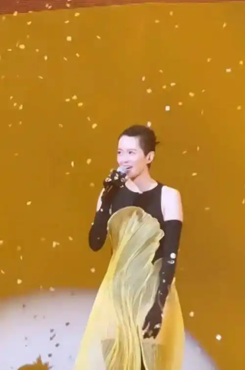 梁咏琪澳门演唱会,外籍老公和女儿神秘现身,画面温馨又幸福