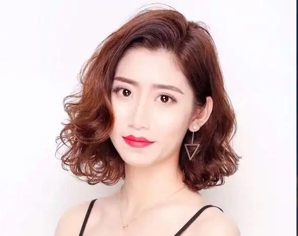 齐肩的蛋蛋卷发发型