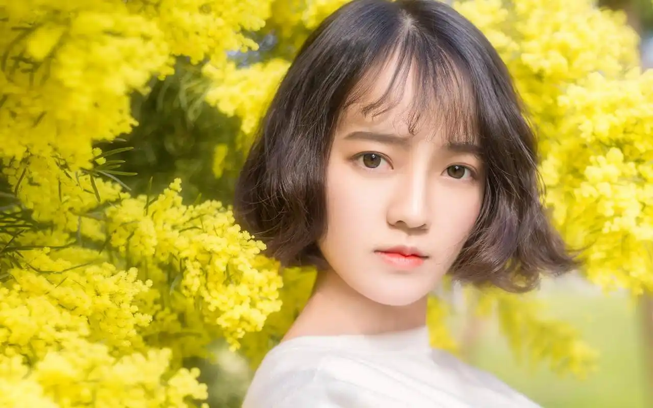 短发清纯美女户外养眼小清新写真桌面壁纸